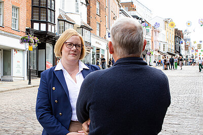 Zöe talking to a reside3nt on Guildford's high street